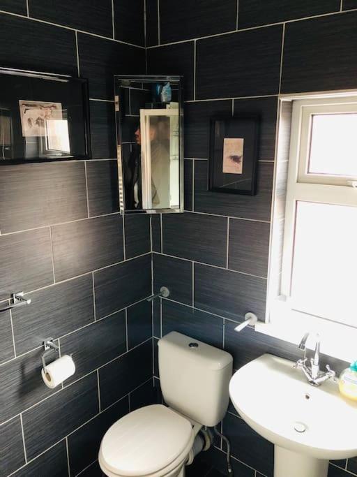 Cosy Two Bed Terraced House 7Min Drive From City Belfast Kültér fotó