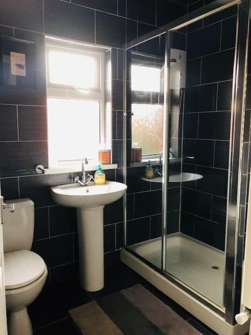 Cosy Two Bed Terraced House 7Min Drive From City Belfast Kültér fotó